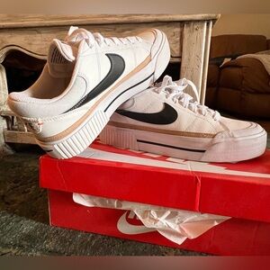 Nike Women’s Court Legacy Lift